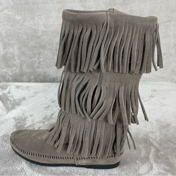 Minnetonka Women's 3-Layer Fringe Boots Size 7 Gray Suede Leather - Picture 2 of 9